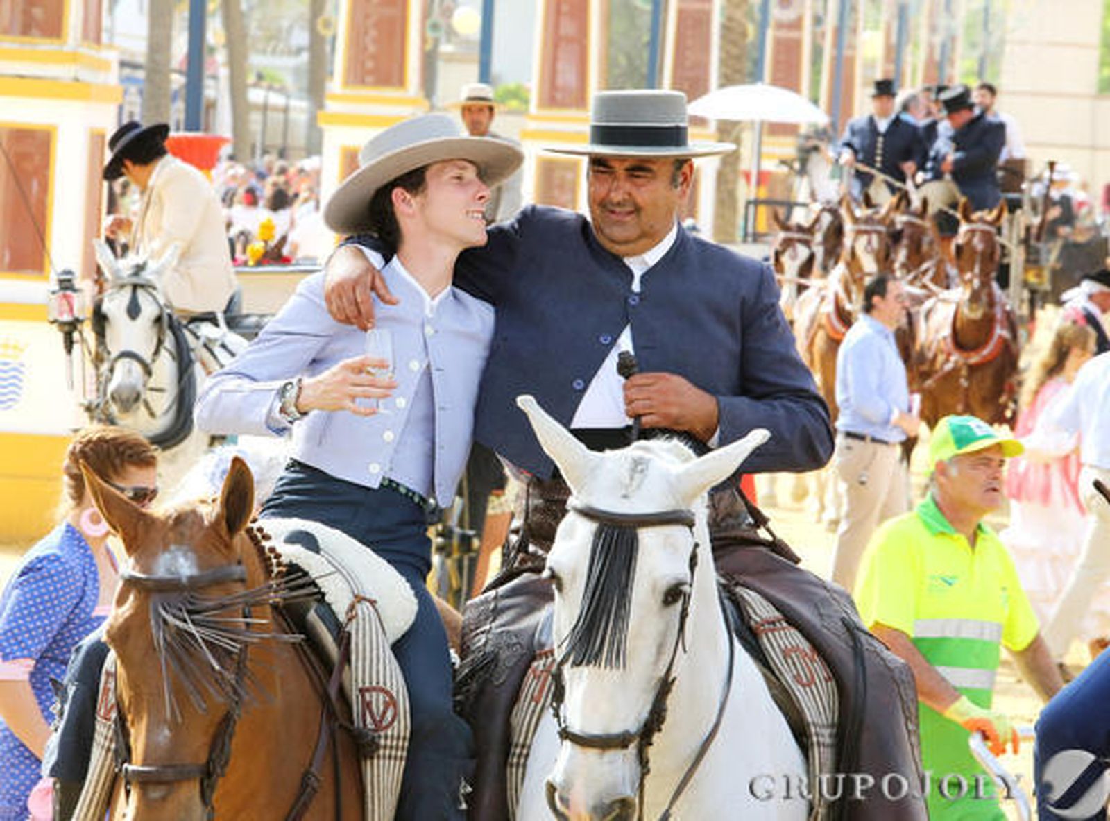 Una pareja de caballistas paseando ayer por el Real de la Feria

Foto: Pascual