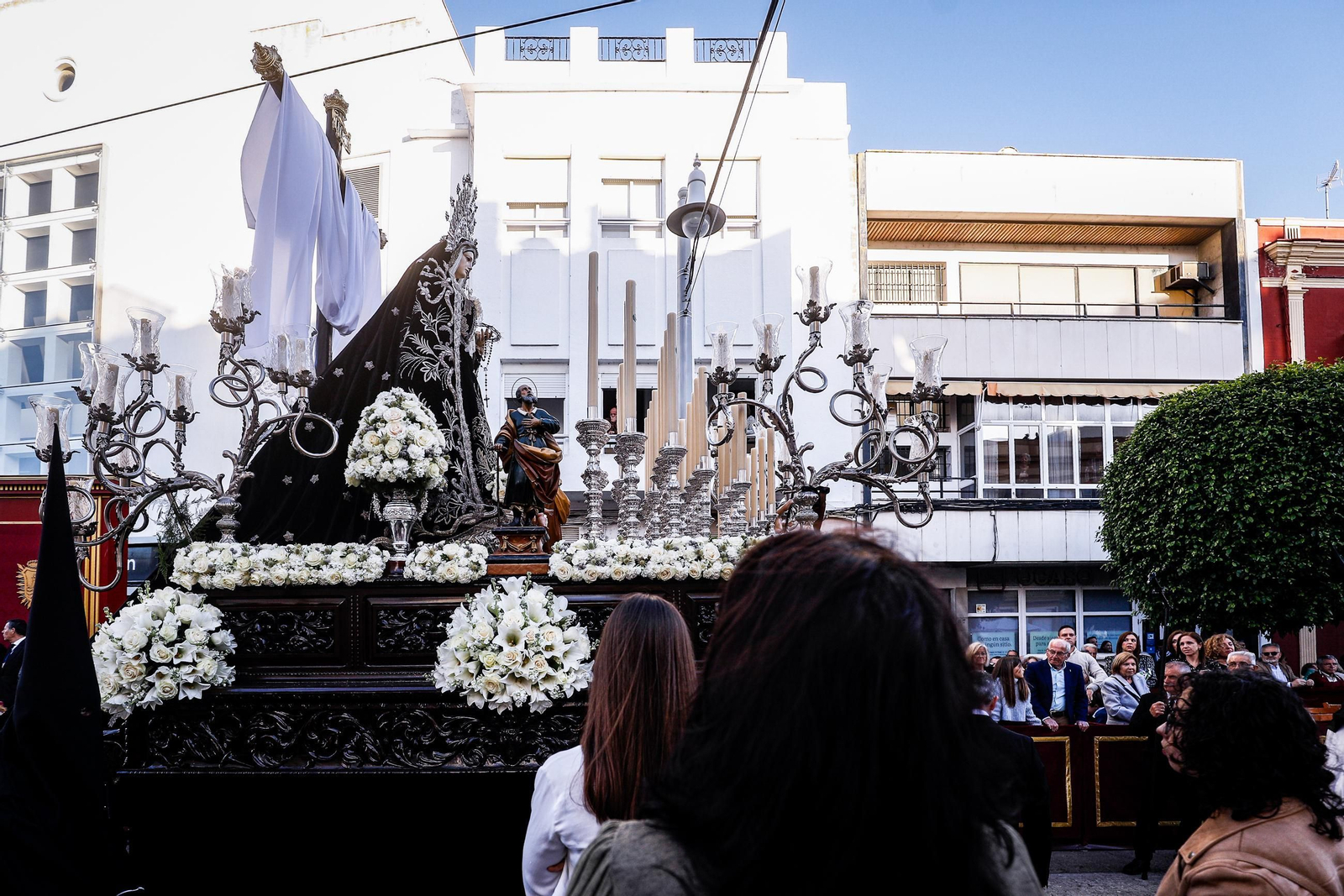 Imágenes de la salida de la Soledad en la Semana Santa de San Fernando 2025