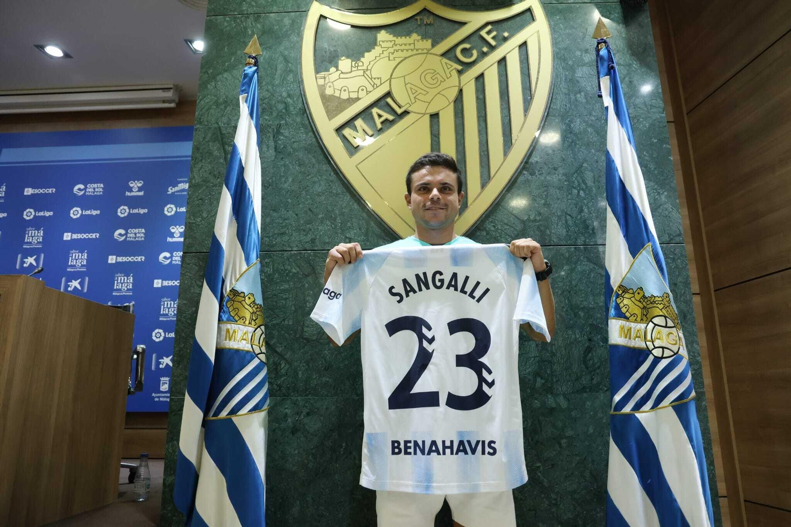 Luca Sangalli posa en su presentación