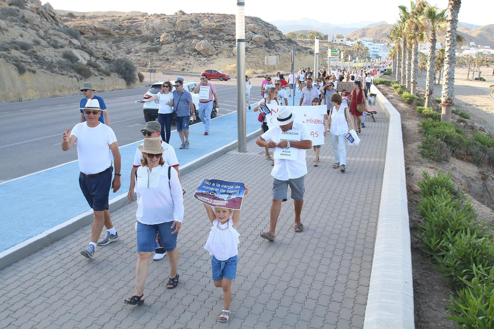 Fotogalería de la marcha contra la carga de mineral de hierro en Carboneras