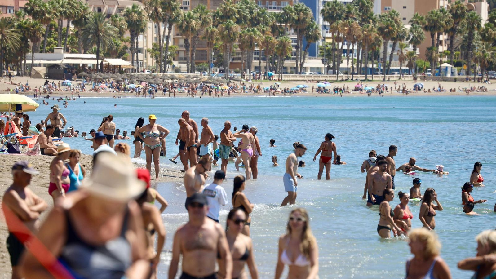 Bañistas en la playa de La Malagueta este fin de semana.