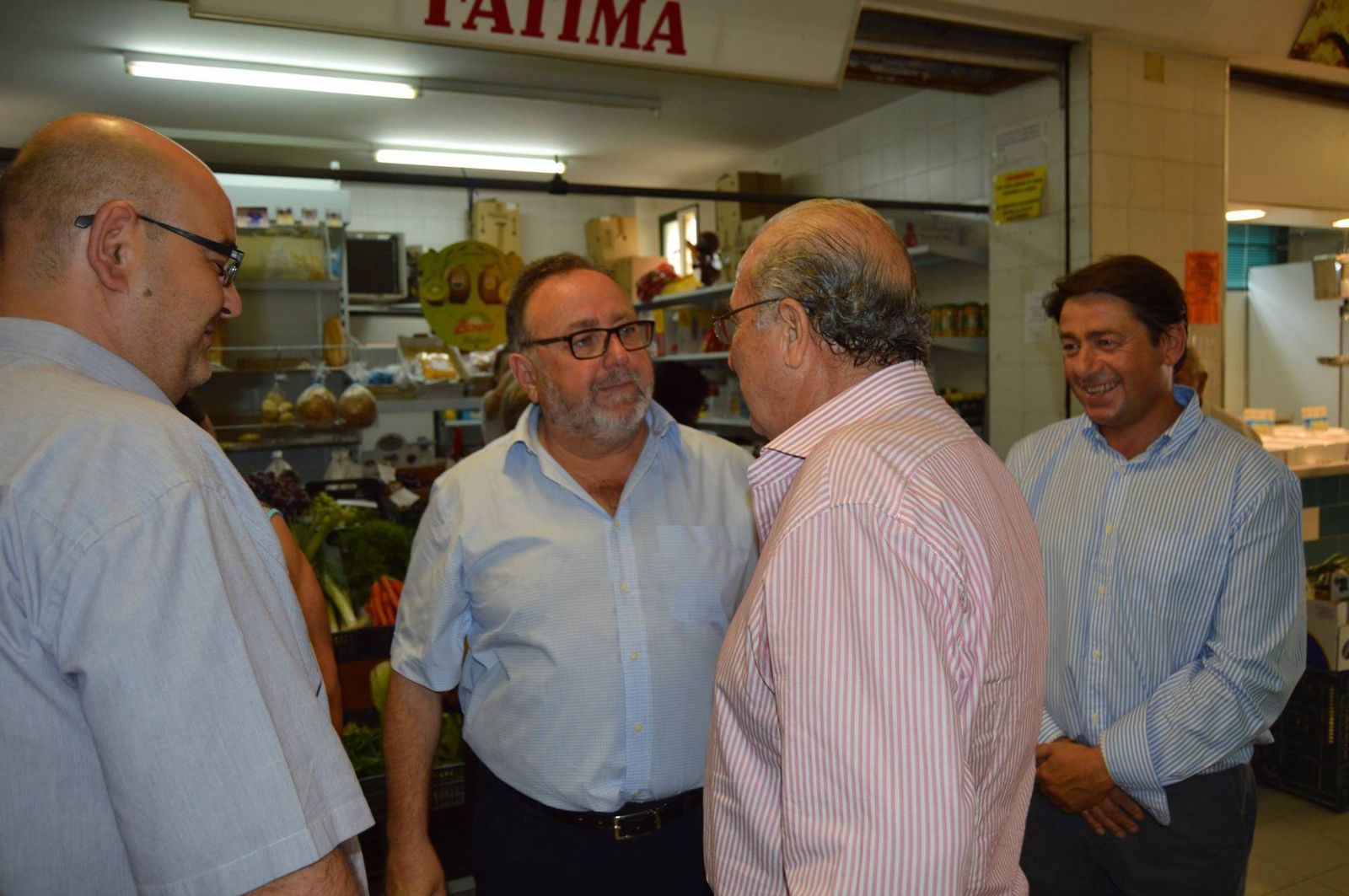 El alcalde conversa, ayer, con los comerciantes.