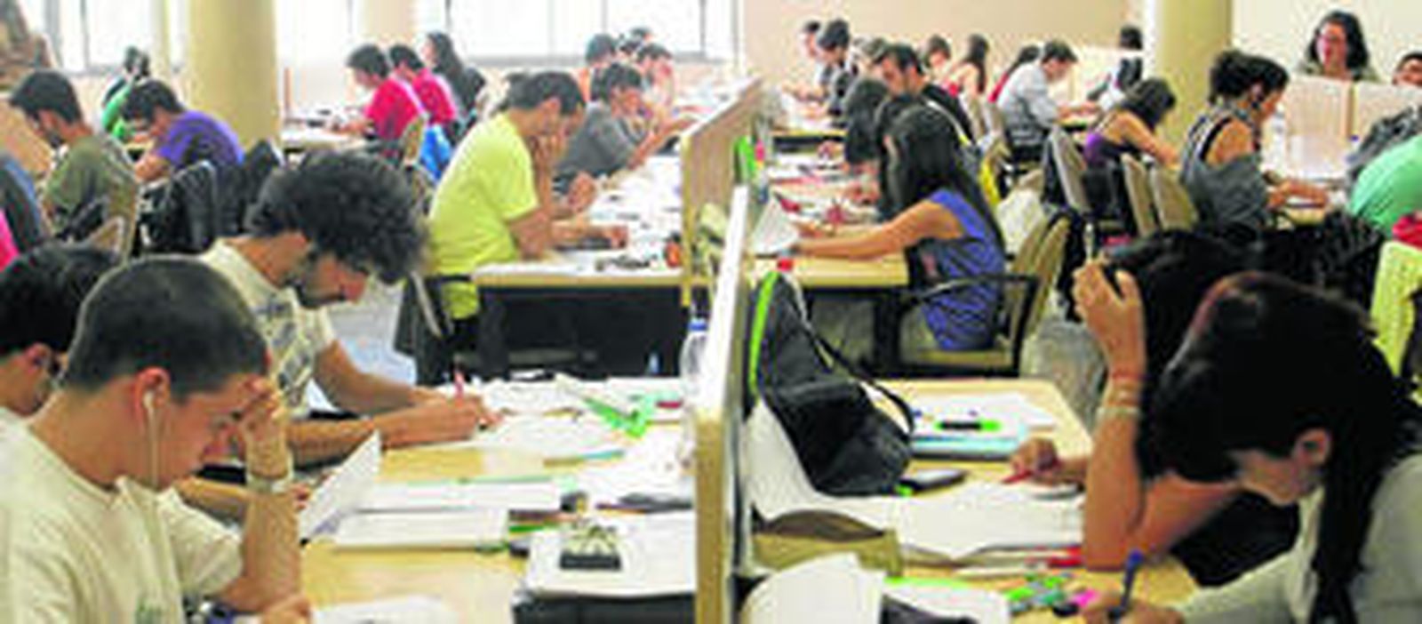 Estudiantes preparando el examen de selectividad para entrar en la universidad.