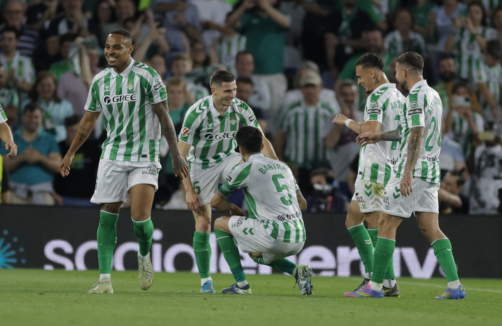 Bartra le limpia las botas en señal de admiración a Perraud tras su zambombazo.