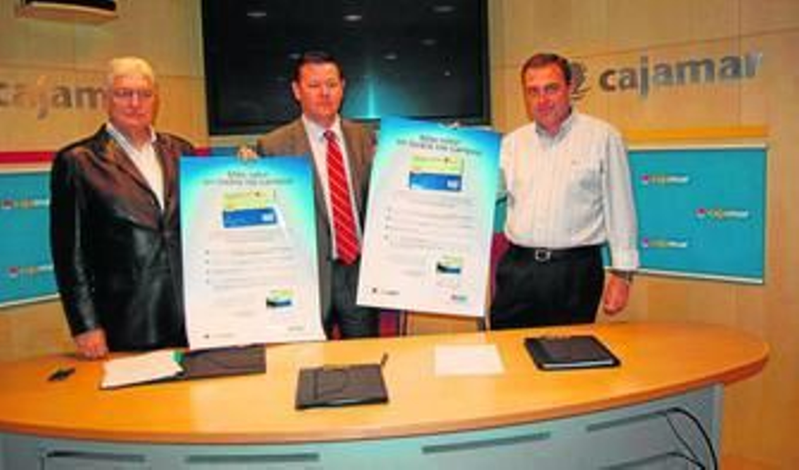 Representantes de las empresas en la firma del acuerdo para plasmar el CAV en una tarjeta de Cajamar.