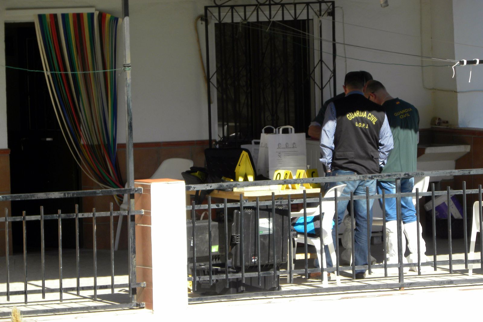 Guardia Civil en la casa en la que se produjo el crimen.