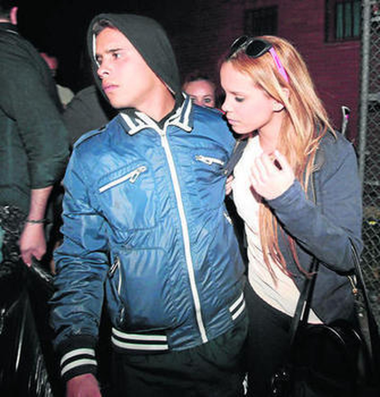 José Fernando Ortega, con su hermana, el día que salió de la cárcel.