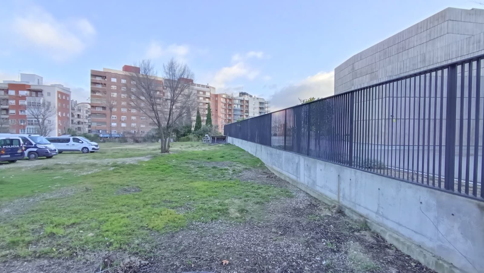 Solar junto al Museo Íbero.