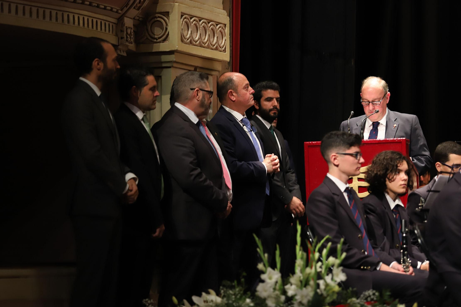 Presentan manto de la Virgen del Amor.