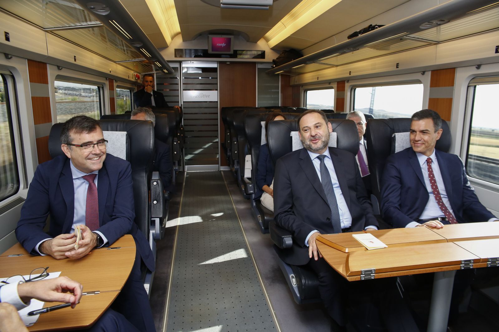 Pedro Sánchez, junto a José Luis Ábalos y José Antonio Montilla, en el primer viaje del AVE a Granada en 2019