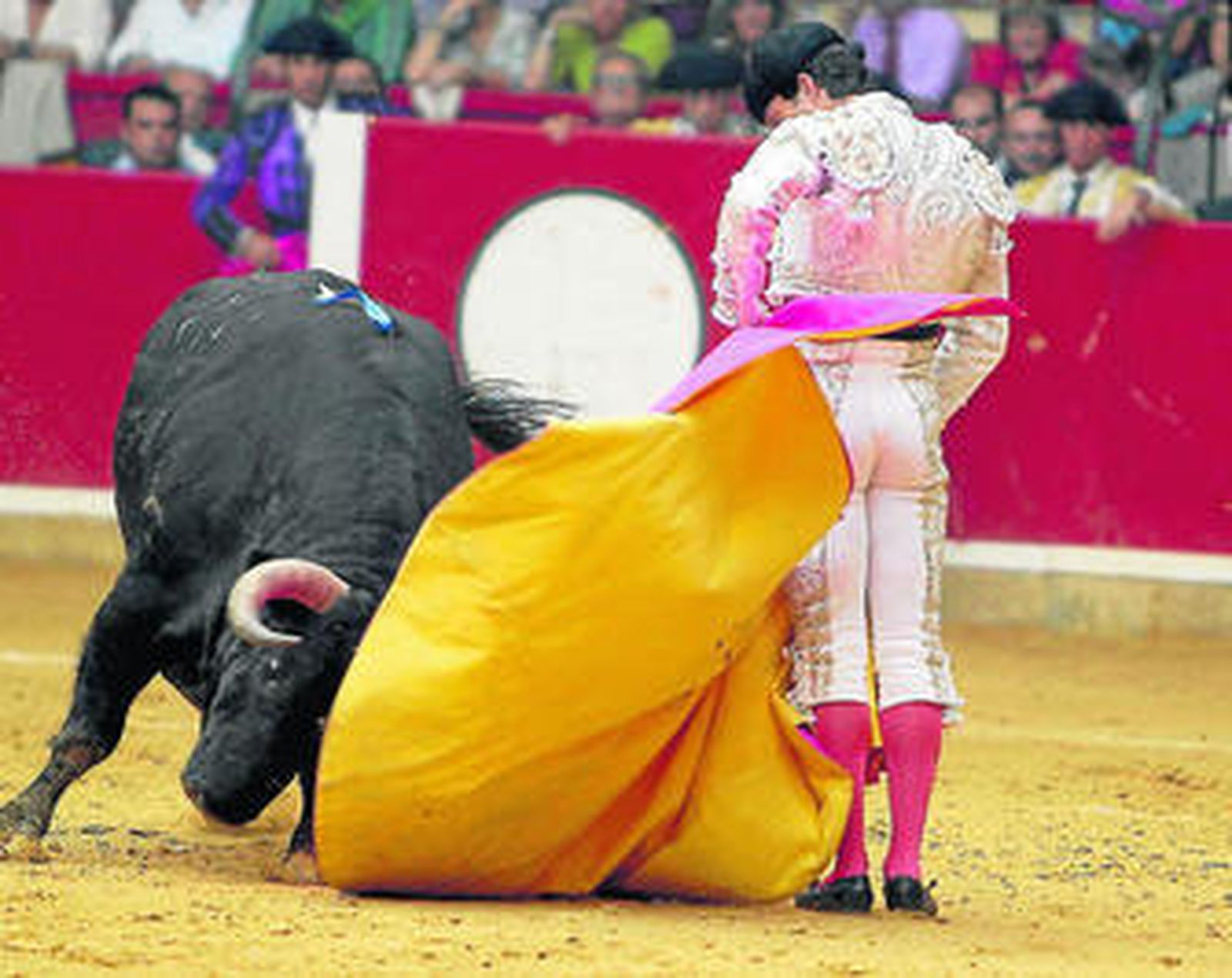 Juan del Alamo rematando de capote a su primero, toro al que le cortó la única oreja de la tarde.