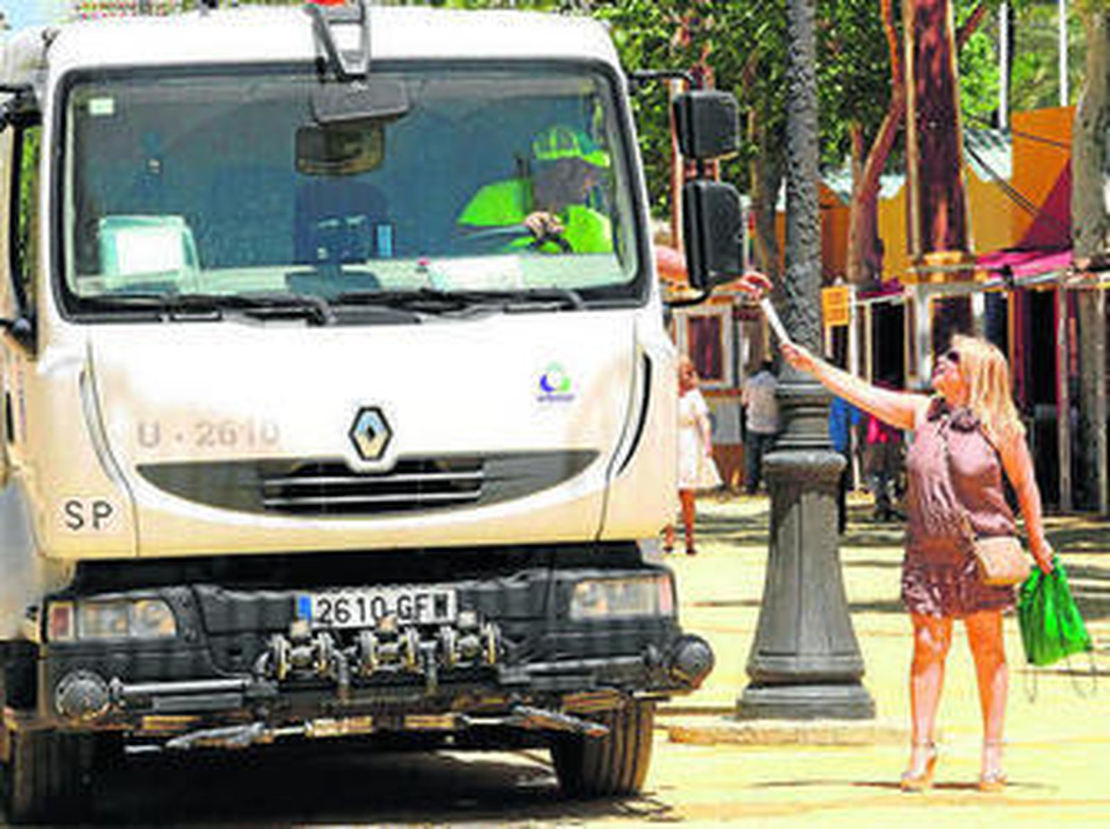 La alcaldable del PSOE reparte ayer propaganda en el recinto ferial.