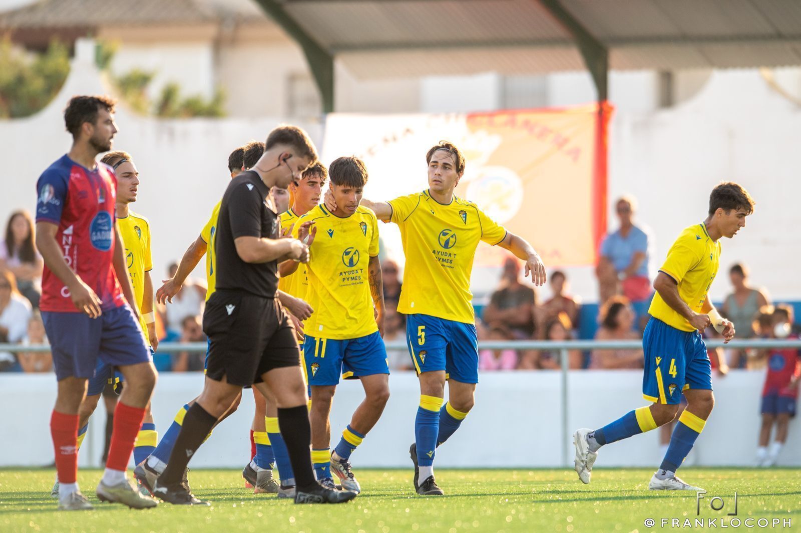 Celebración de uno de los goles del Cádiz CF Mirandilla al Barbate.