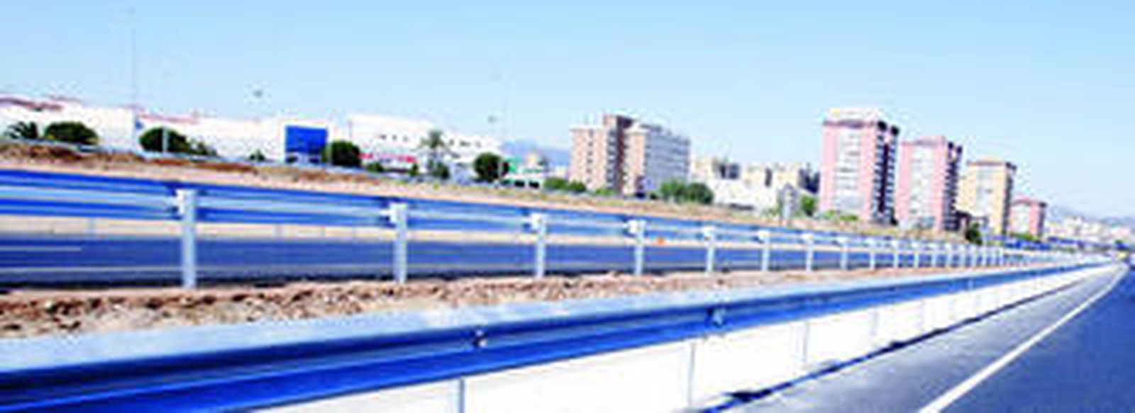 Guardarraíles instalados en uno de los ramales del enlace Alameda-Barriguillas, recientemente remodelado y abierto al tráfico por el Ministerio de Fomento.