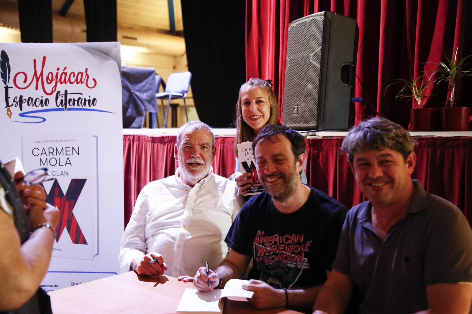 Las imágenes de la presentación del libro "El Clan" de Carmen Mola en Mojácar