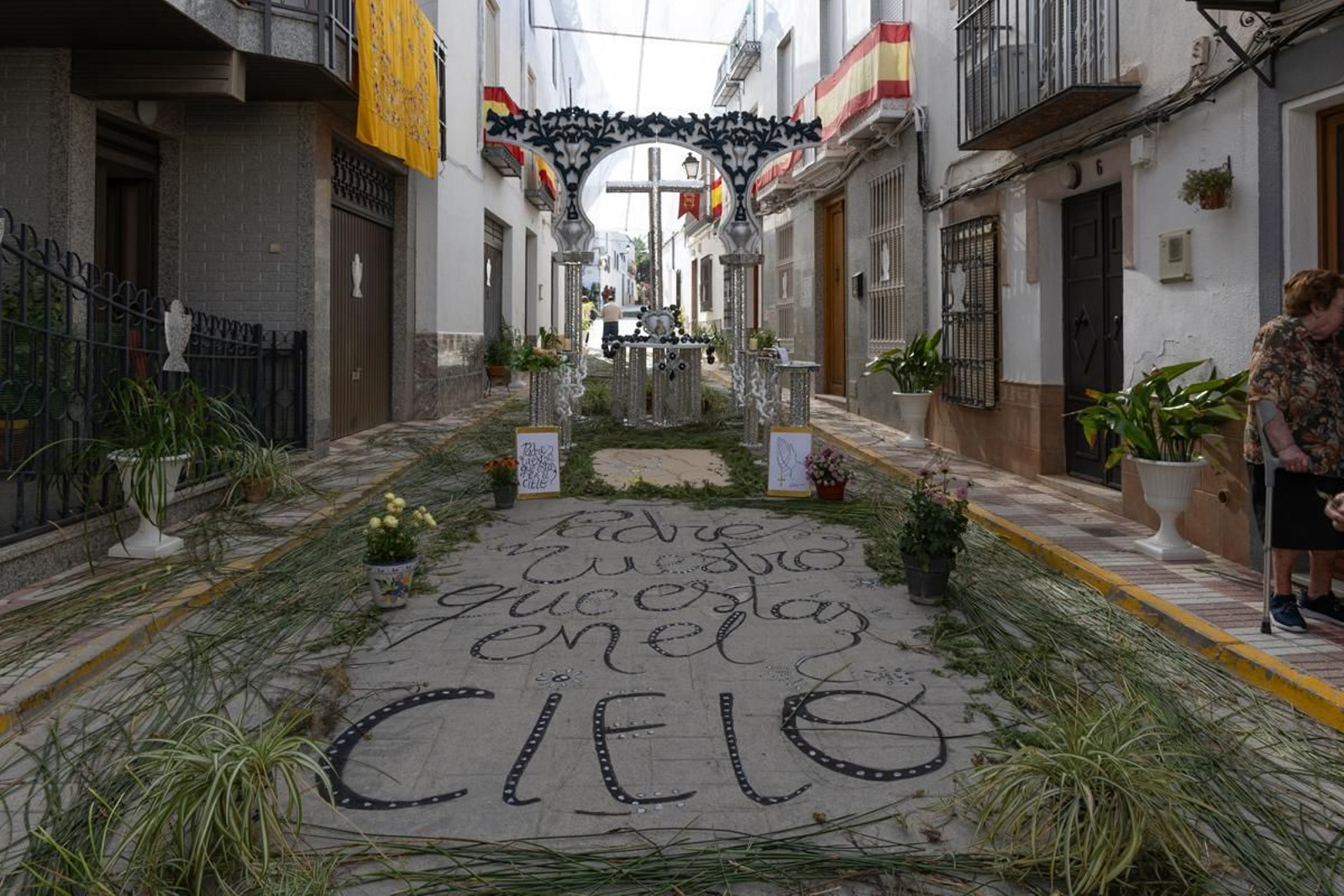 Los vecinos de Villardompardo exponen las obras de su Corpus un año más, en imágenes