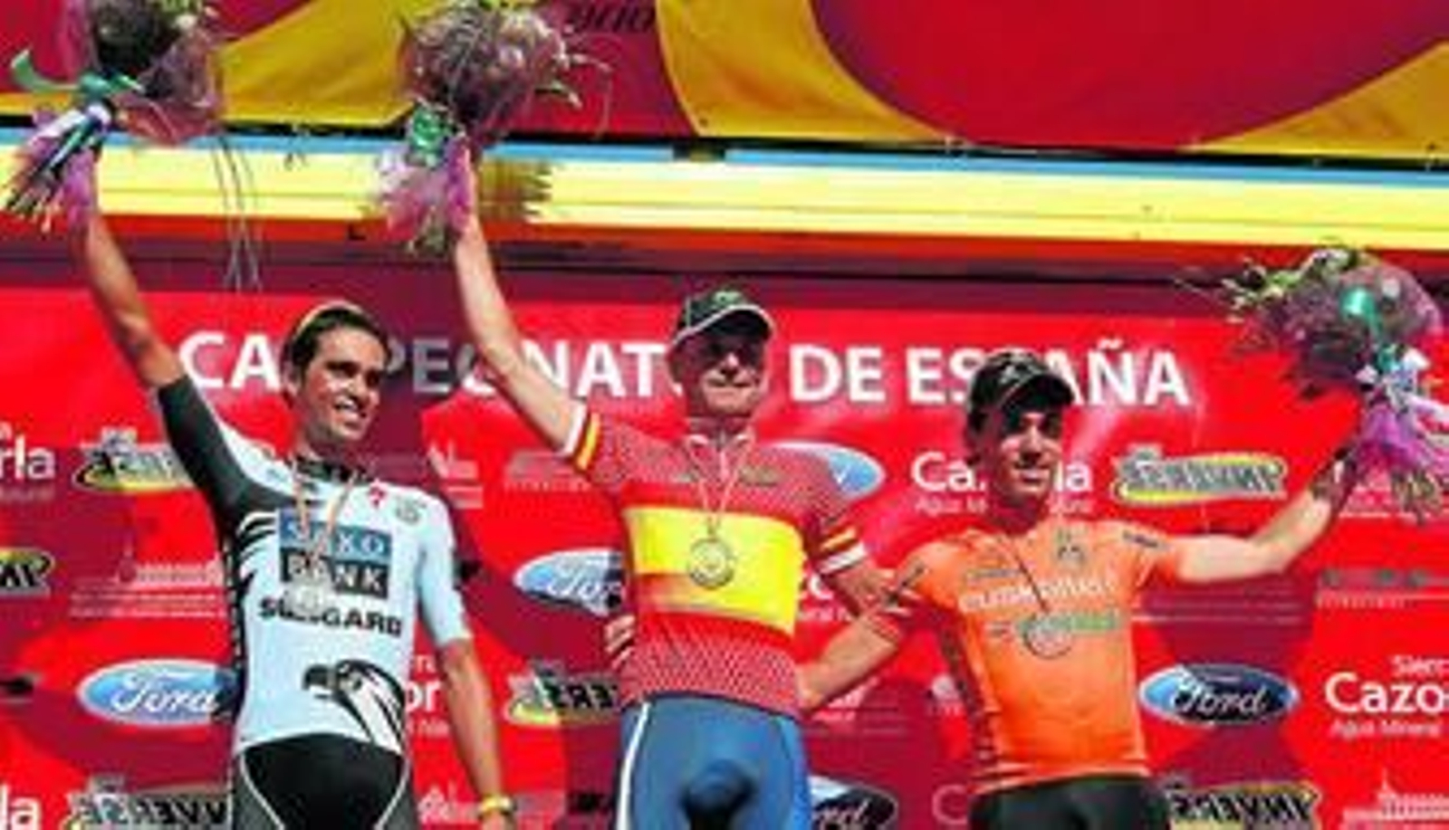 Alberto Contador, José Joaquín Rojas y Koldo Fernández de Larrea posan en el podio.