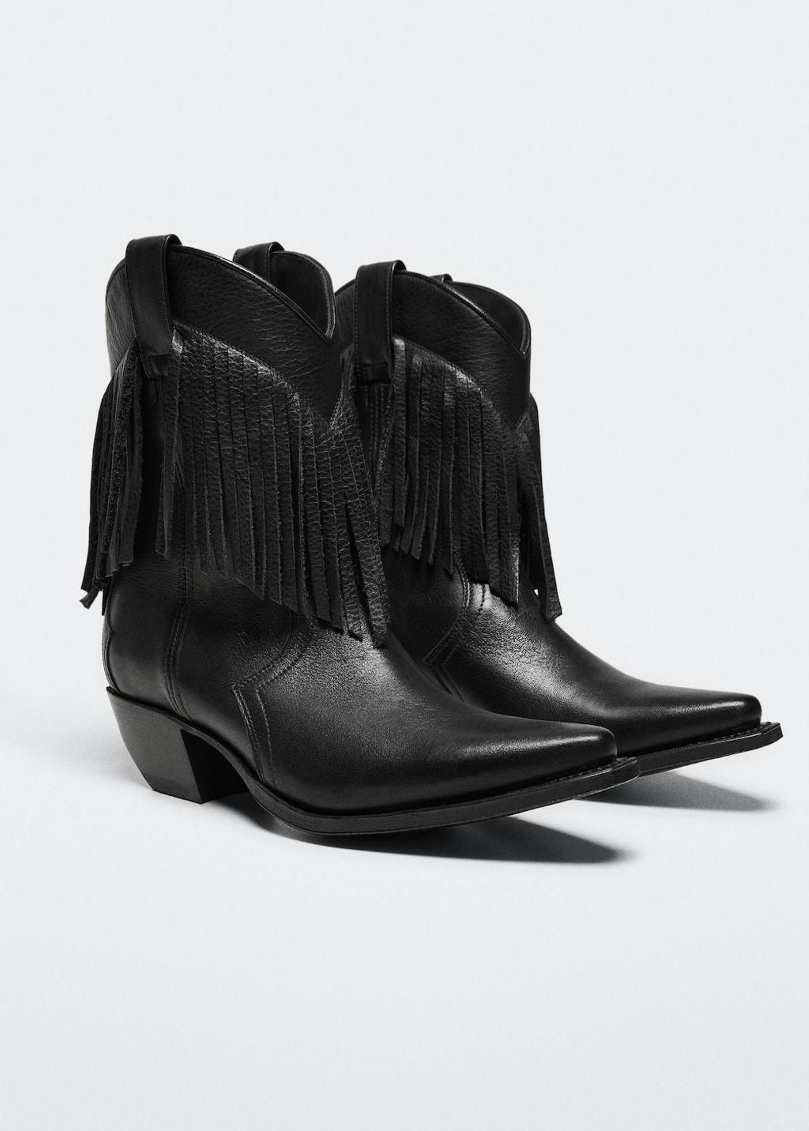 Botas cowboy con flecos de Mango. Botas cowboy con flecos de Mango.
