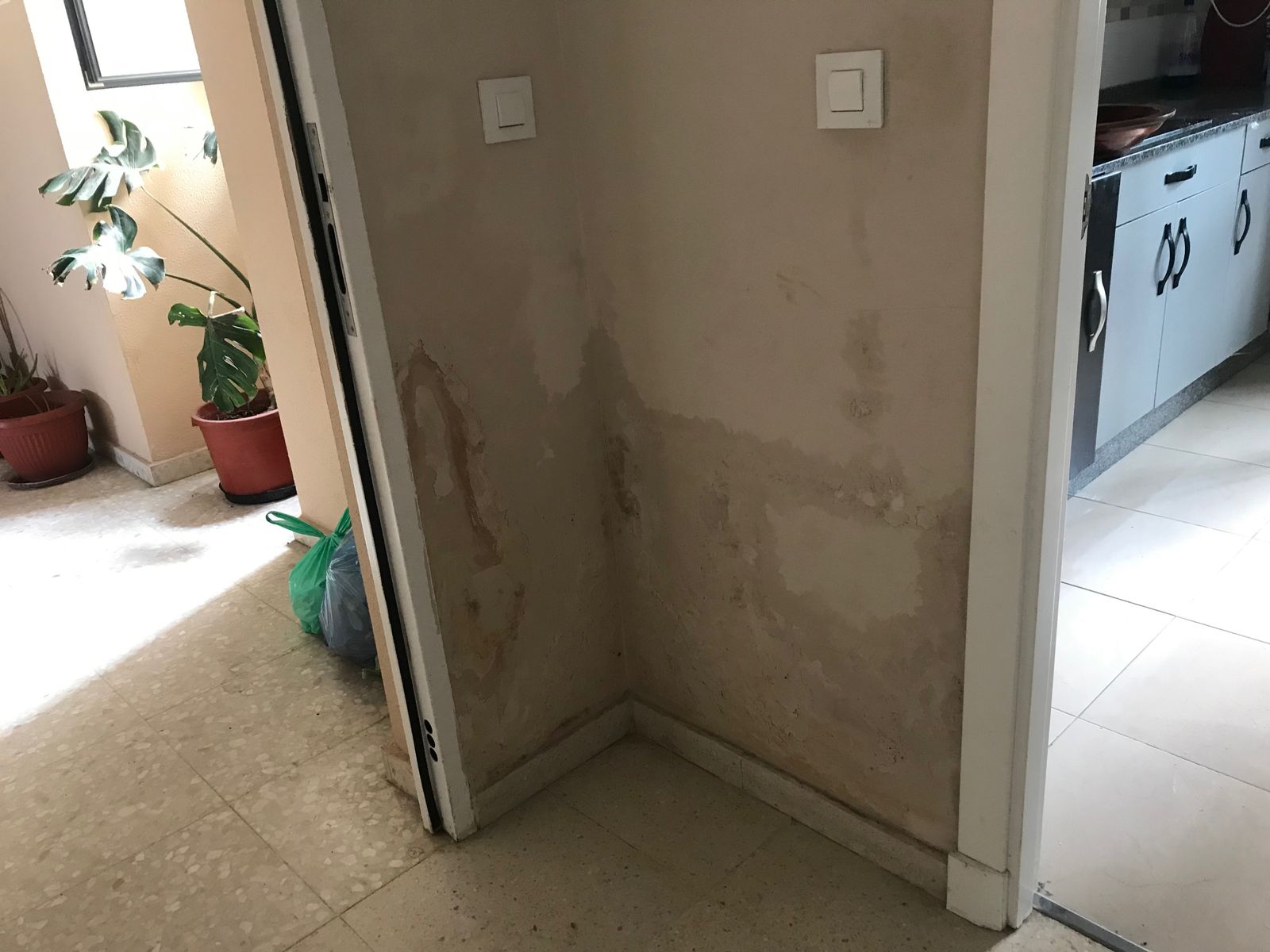 Graves problemas de humedad en viviendas protegidas de la Zona Sur