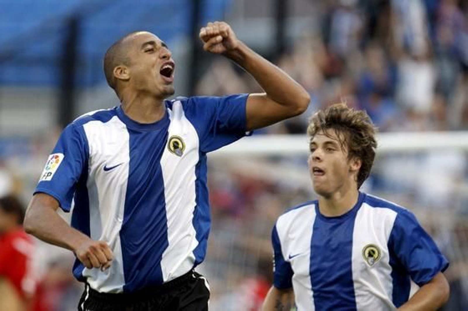 Trezeguet celebra uno de sus dos goles que le valen la victoria al Hércules. / EFE