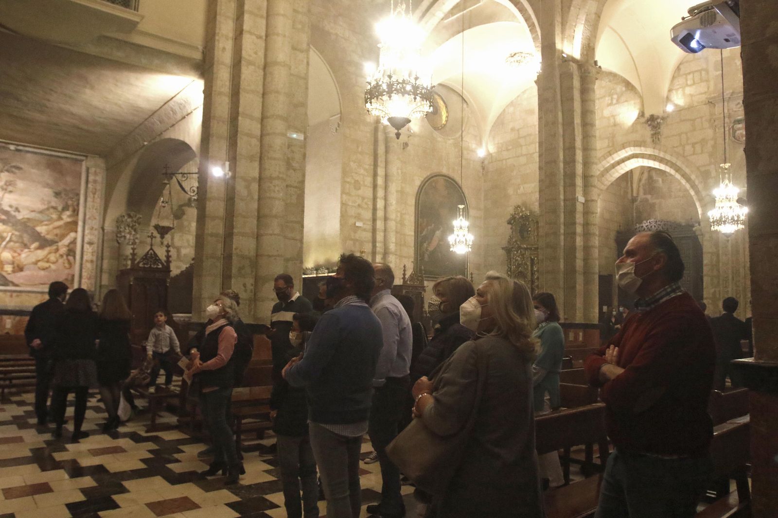 Cola en el interior de San Nicolás de la Villa.