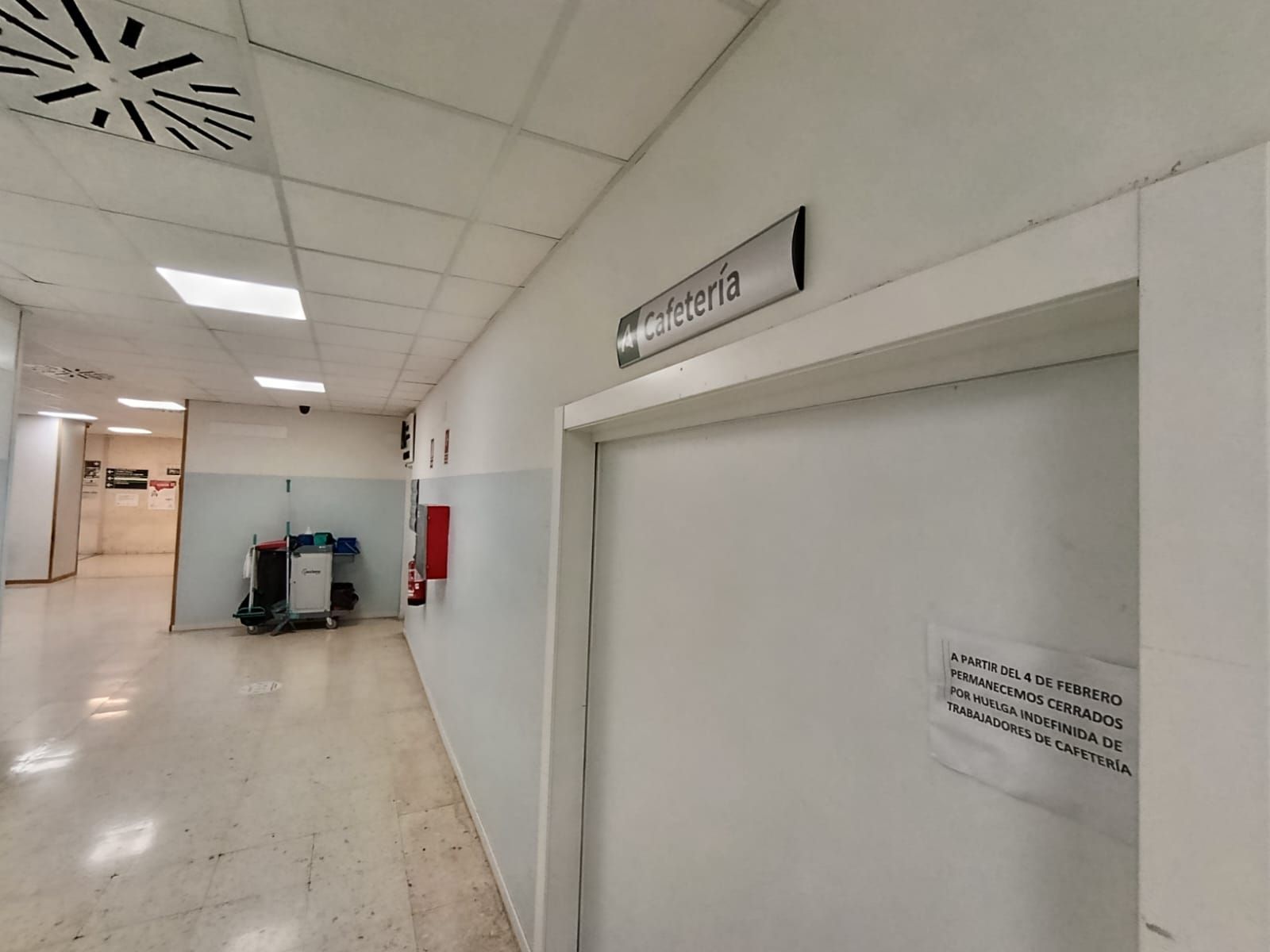 La cafetería del hospital Infanta Elena, cerrada por la huelga de trabajadores.
