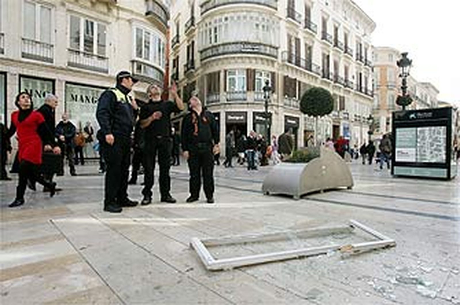 Se cae una ventana del Hotel Larios