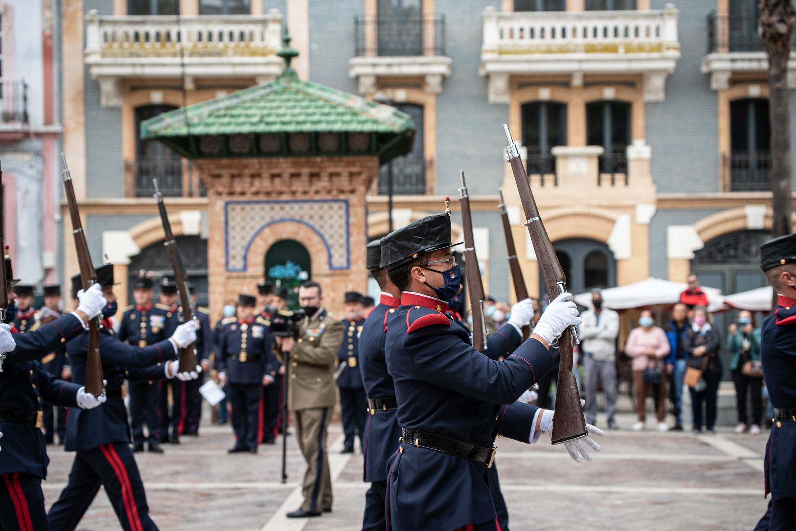 Imágenes del desfile de la Guardia Real por el centro de Huelva