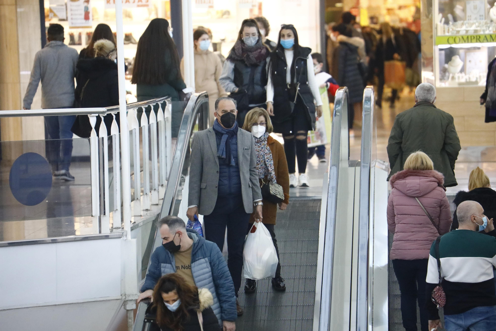 Así ha sido el primer día de rebajas en Córdoba, en fotografías