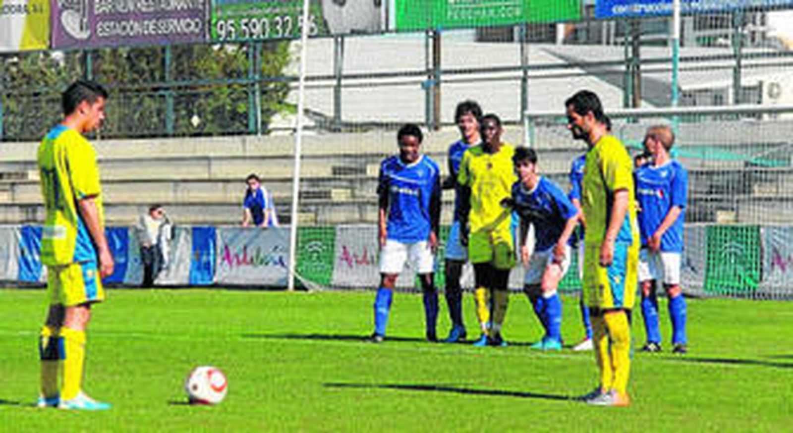 Carlos Caballero y Cifuentes se disponen a sacar la falta que dio origen al primer gol del Cádiz en Écija.