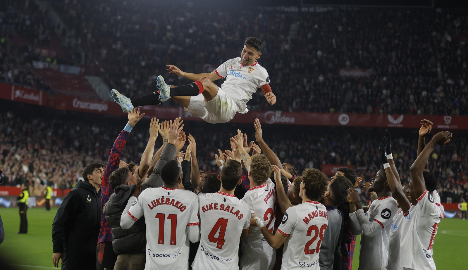 Jesús Navas es manteado por sus compañeros al final del encuentro.