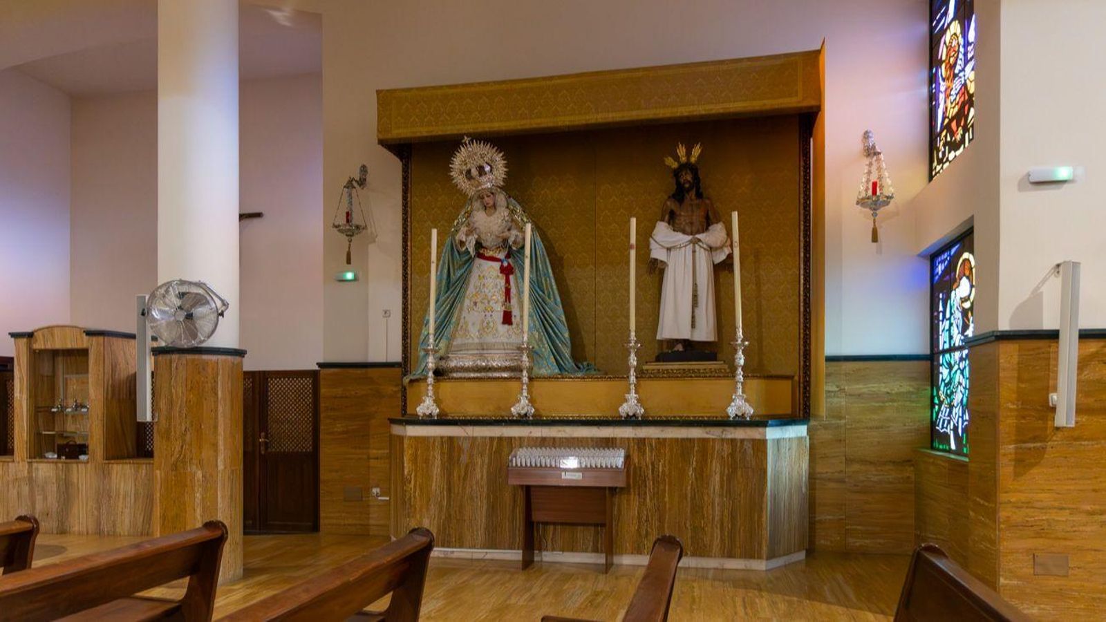 La hermandad de la Amargura recibe culto en el interior del templo.