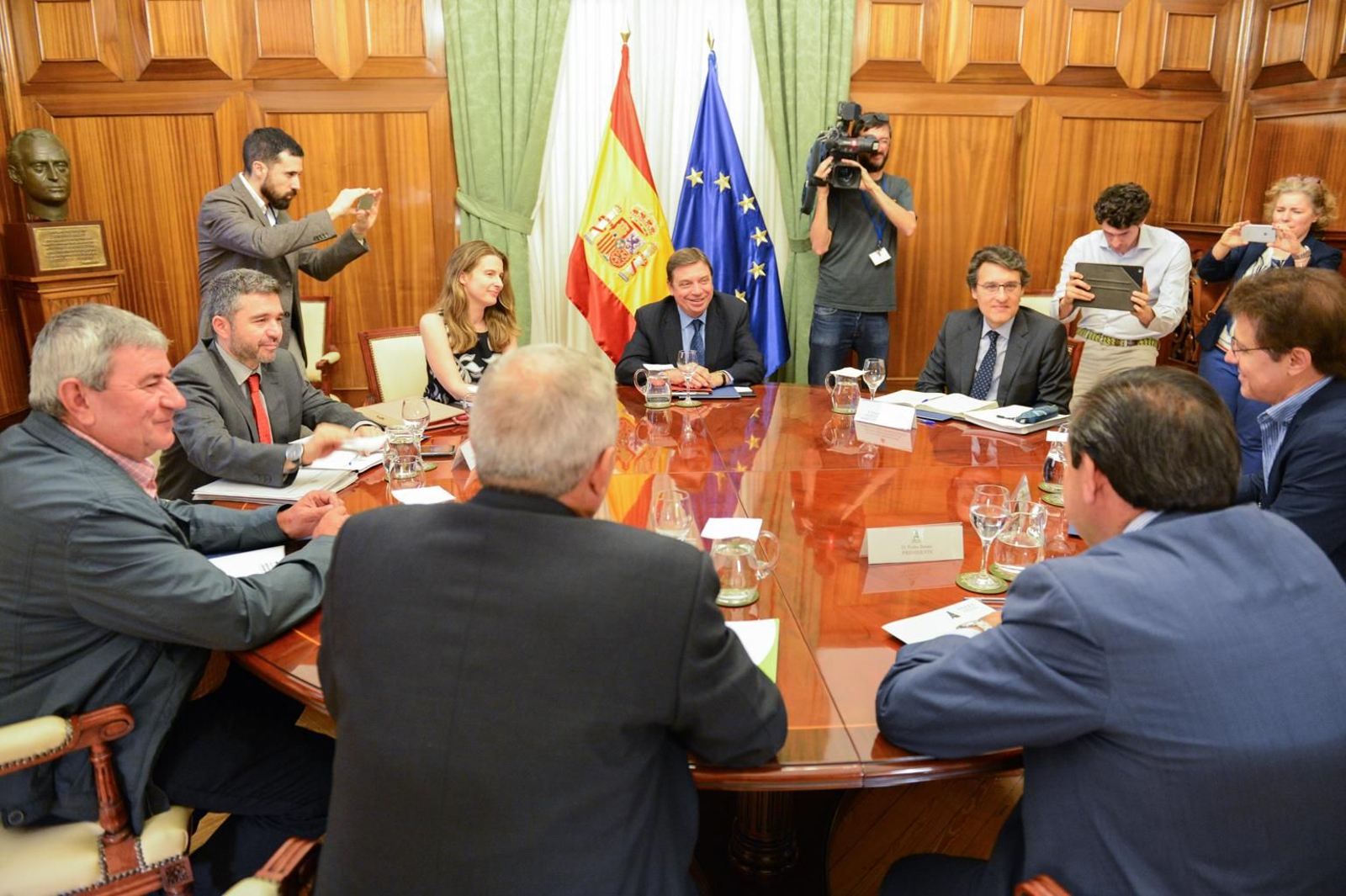 El ministro de Agricultura recibió a los máximos representantes de las organizaciones agrarias y de las cooperativas. El ministro de Agricultura recibió a los máximos representantes de las organizaciones agrarias y de las cooperativas.