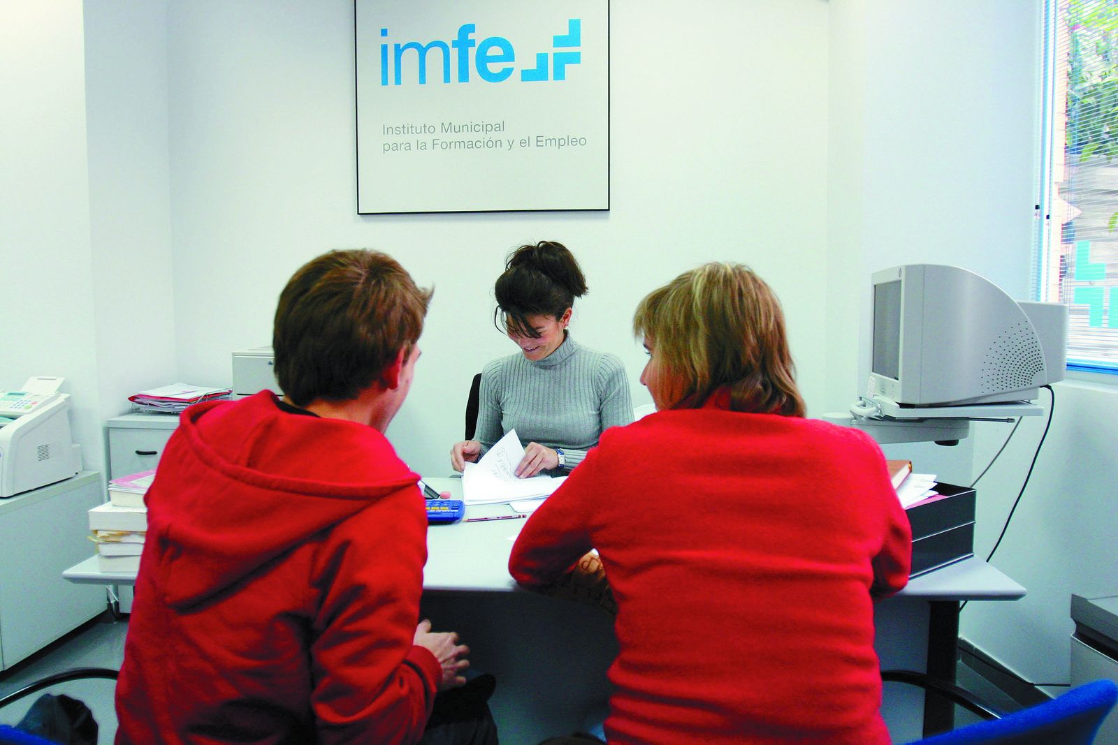 Dos personas acuden a la oficina del Instituto Municipal para la Formación y el Empleo.