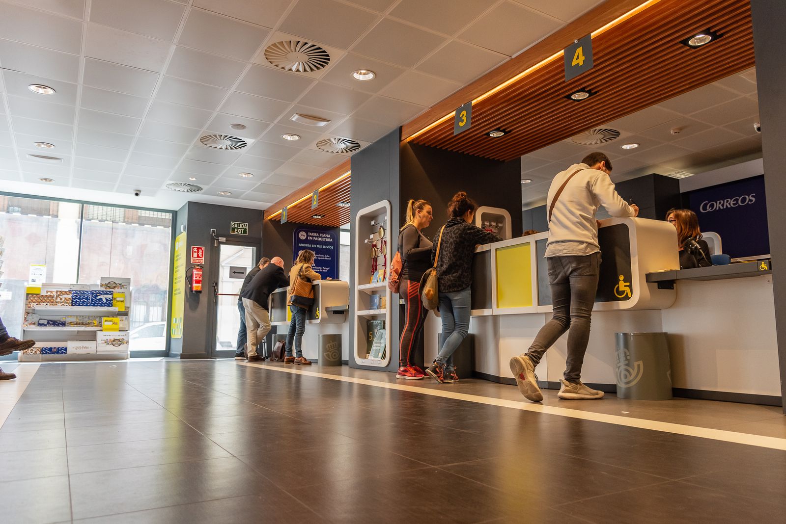 Interior de la oficina de Correos de la Avenida de Italia en la capital onubense.