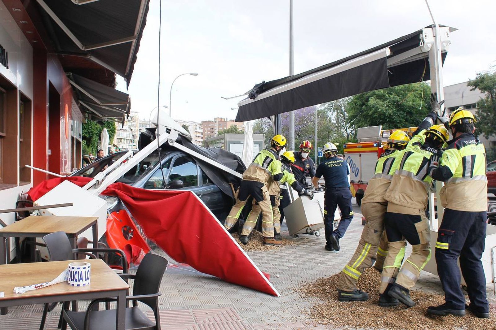 Un conductor ebrio arrolla unos veladores en la calle Santa Fe y provoca dos heridos graves
