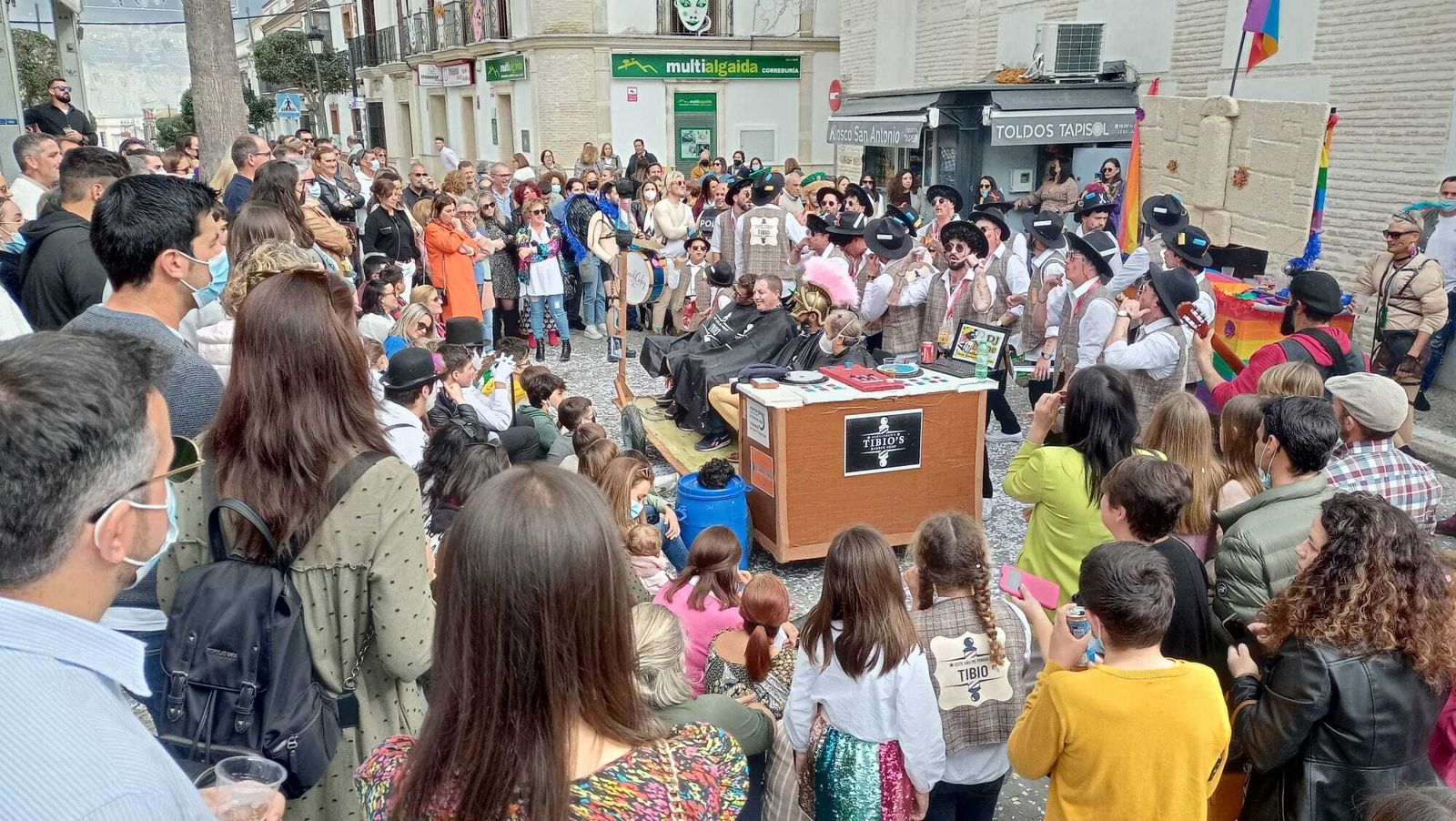 Una agrupación de Carnaval arropada por numeroso público este fin de semana en Trebujena.