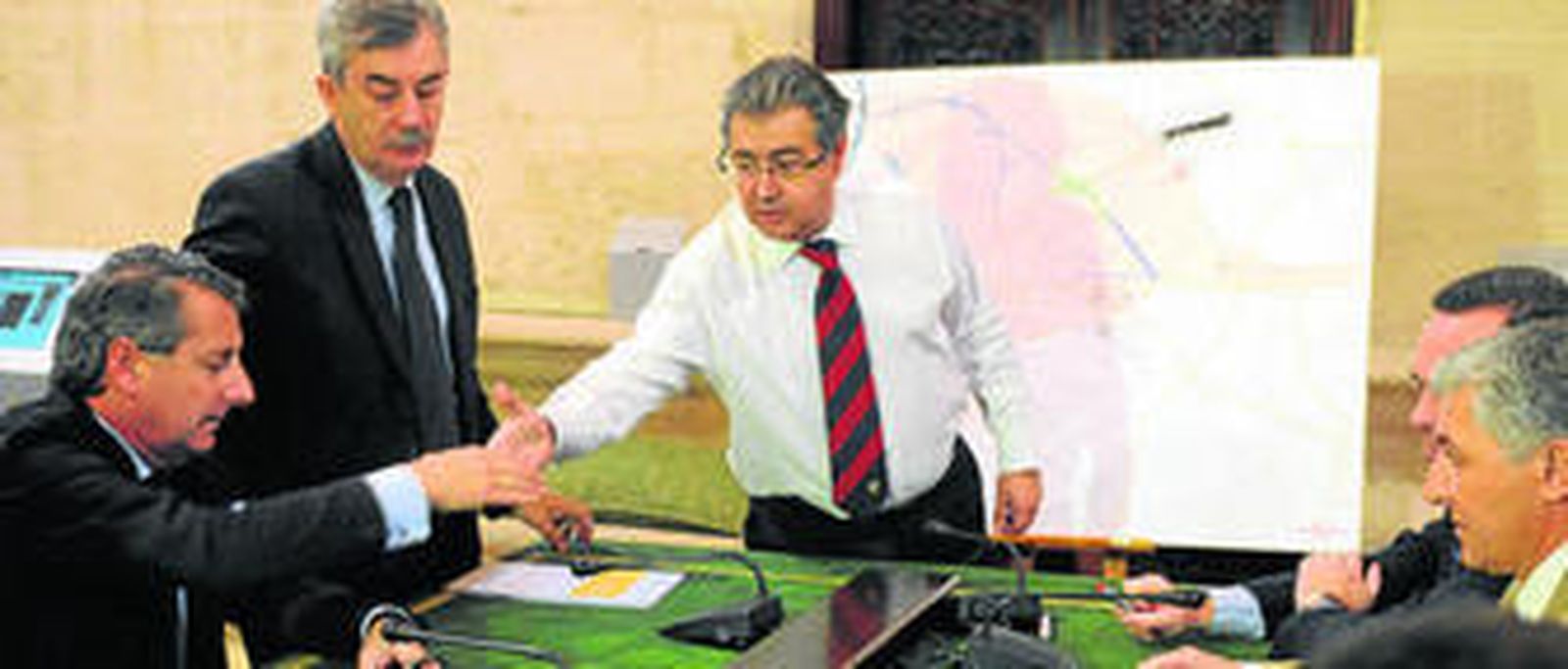 Zoido saluda a Jesús Maza antes de la reunión celebrada ayer tras conocerse el resultado de la asamblea.