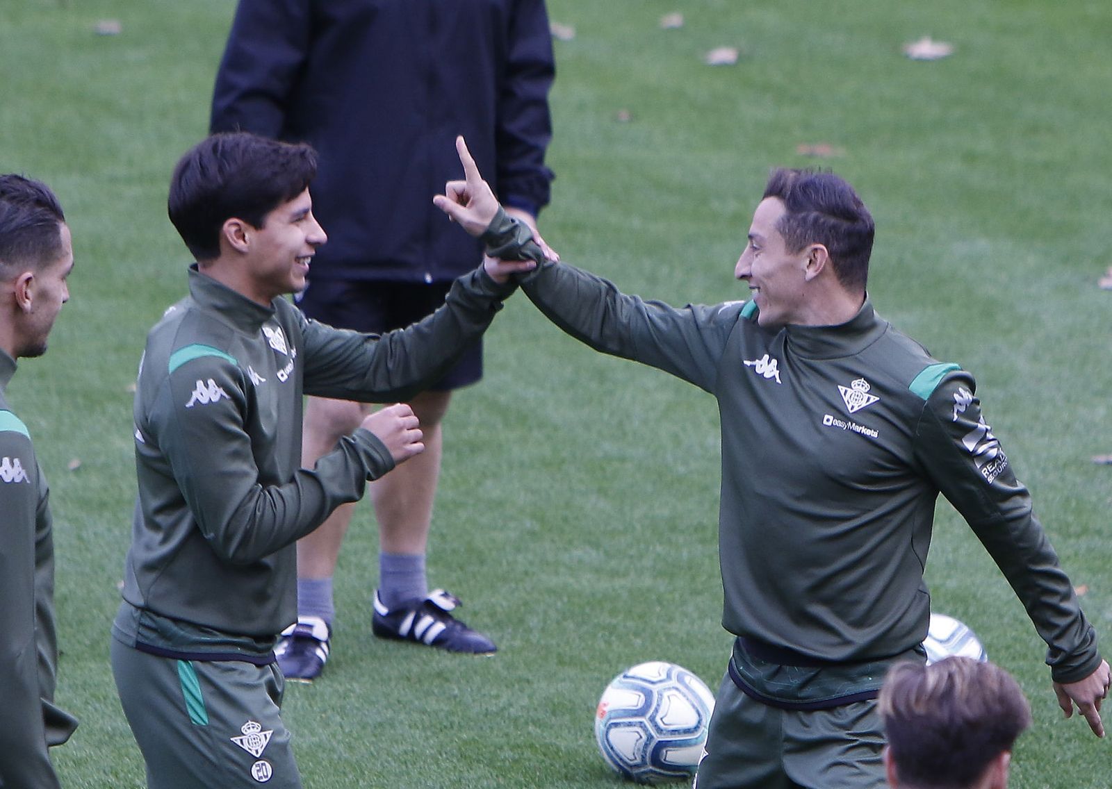 Guardado bromea con su compatriota Lainez durante el entrenamiento de este viernes.