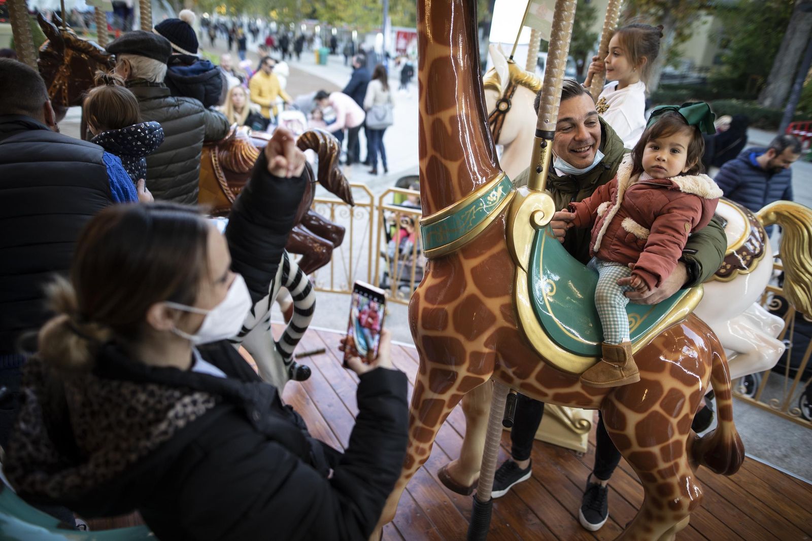 Multitud de visitantes y ambiente navideño en Granada durante el puente, en imágenes