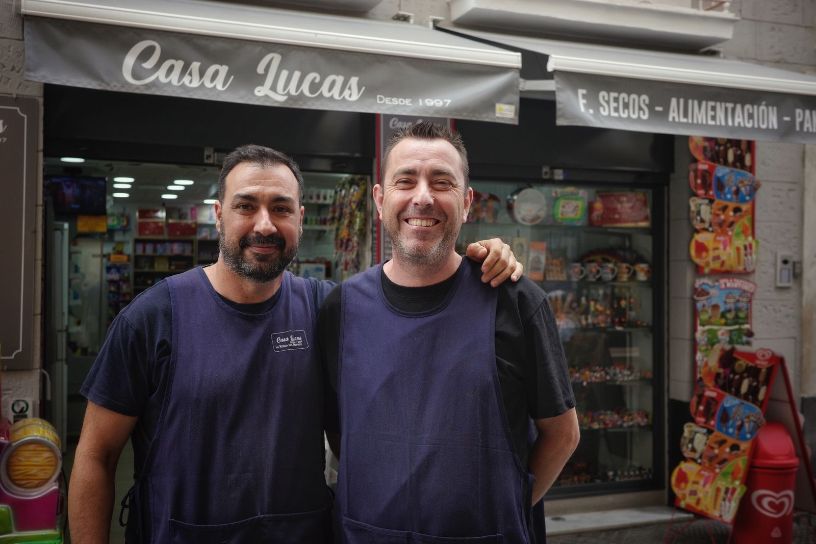 Antonio Miranda y Ramón Roldán delante de Casa Lucas.
