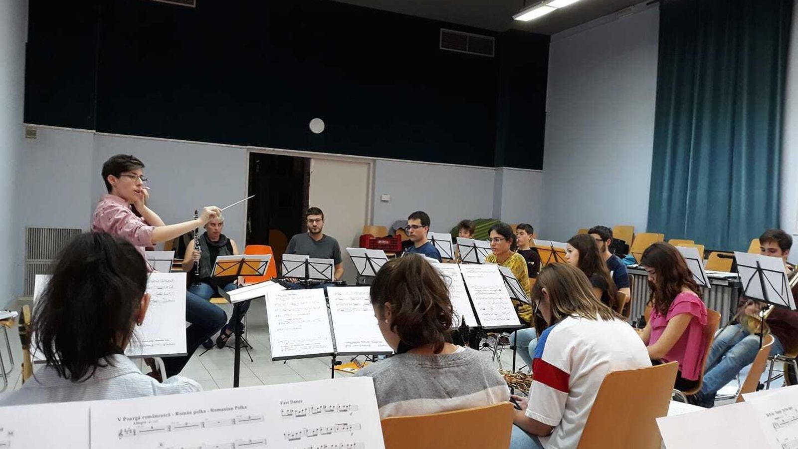 Irene Delgado-Jiménez dirigiendo un ensayo