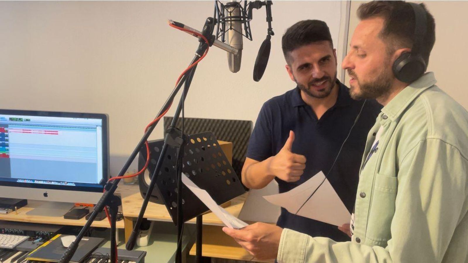 El cantaor Manu Soto y Javier Ibáñez, durante la grabación.
