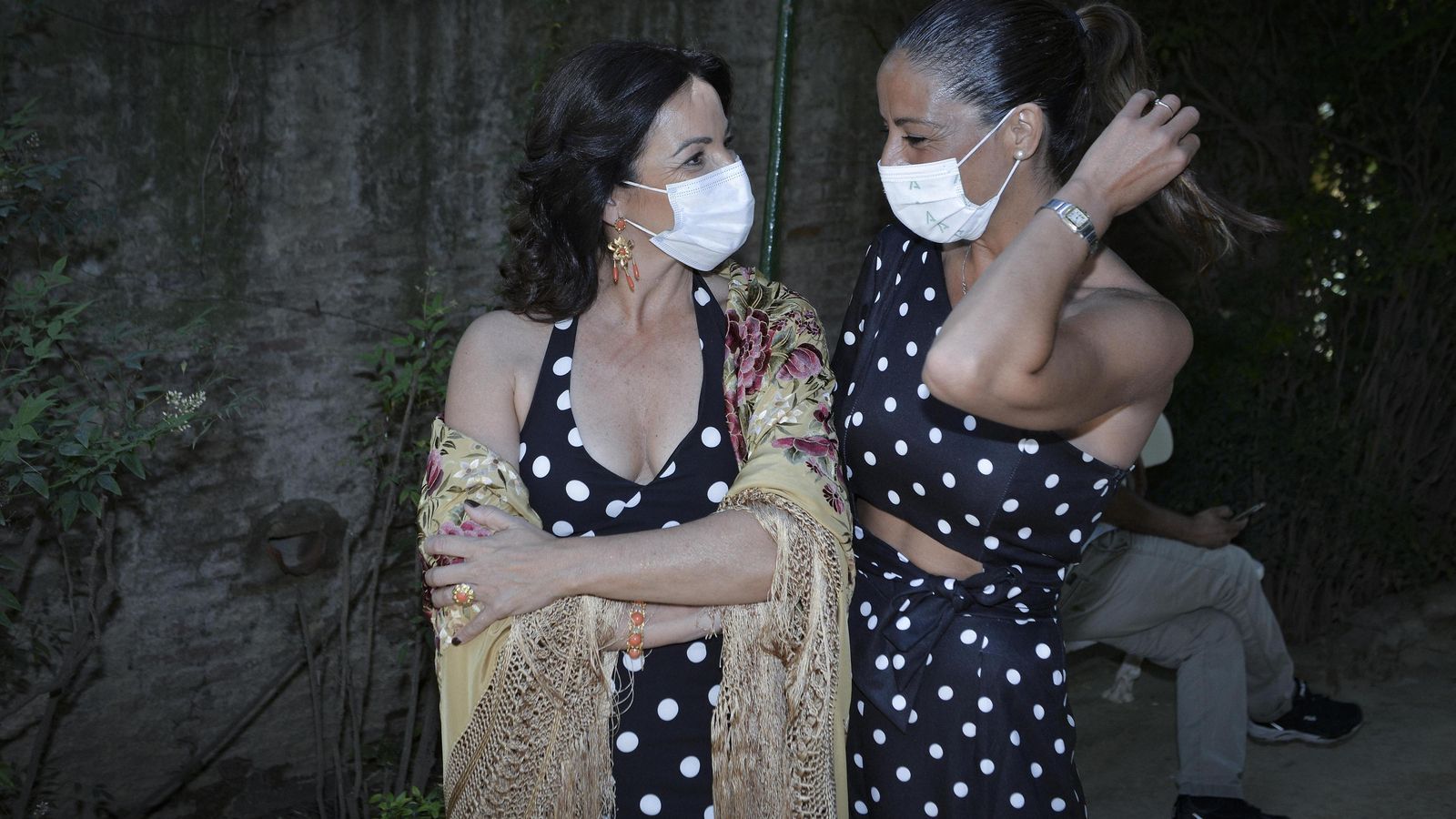 Dos asistentes, con 'looks' flamencos y mascarillas, en el Palacio de las Dueñas en el evento 'Somos abril'.