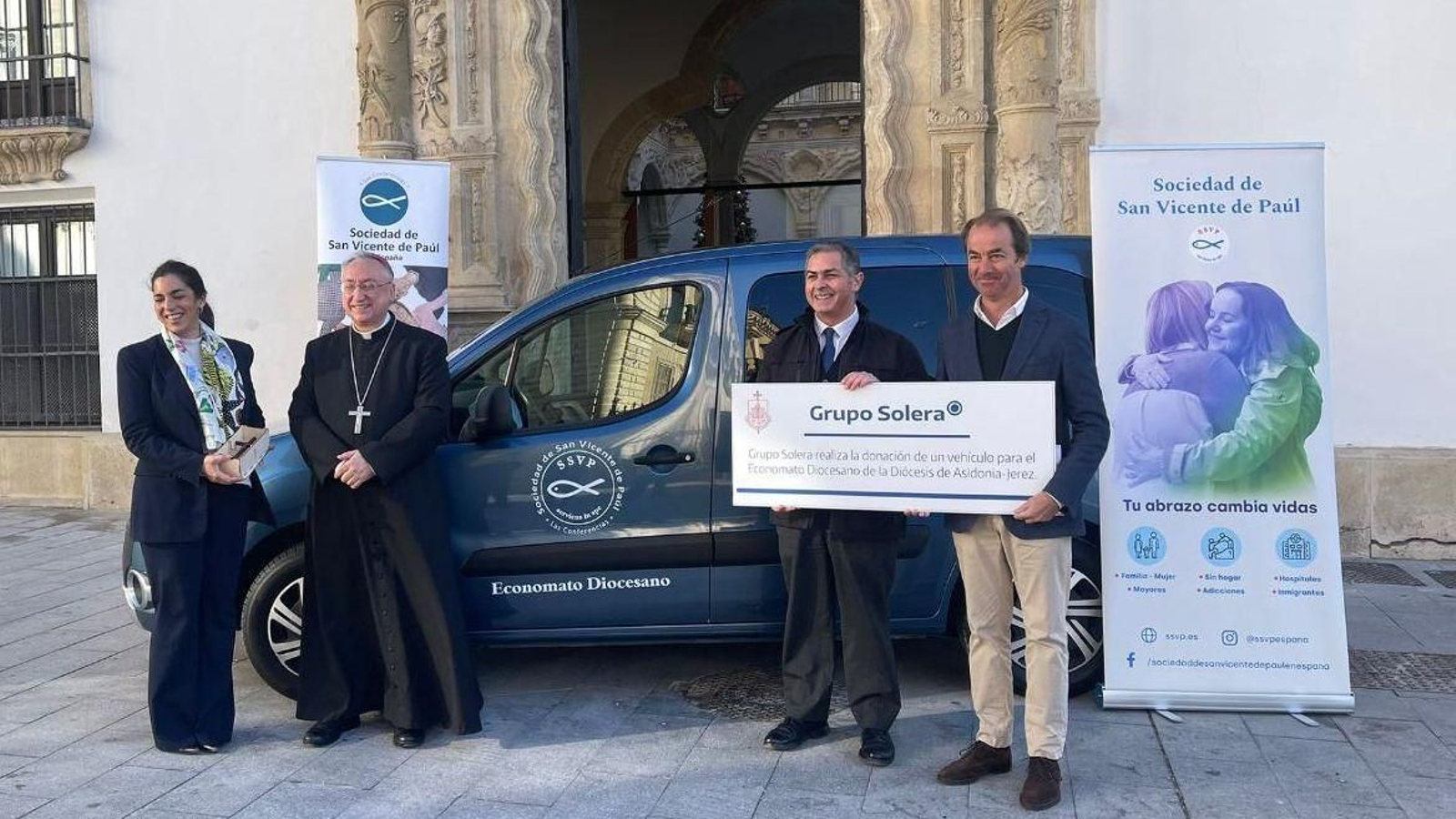 Monseñor Rico Pavés, en la donación de la furgoneta de la Sociedad San Vicente de Paúl.