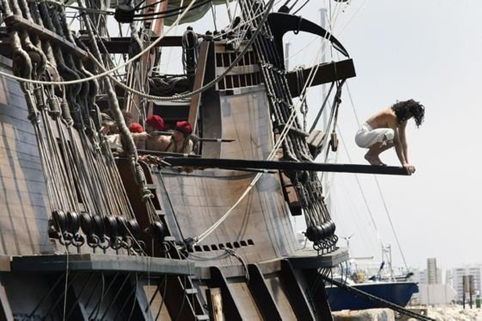 El rodaje del anuncio que el oscarizado Tom Hooper prepara para la marca de ron Capitán Morgan vuelve a Puerto Sherry. 

Foto: Fito Carreto