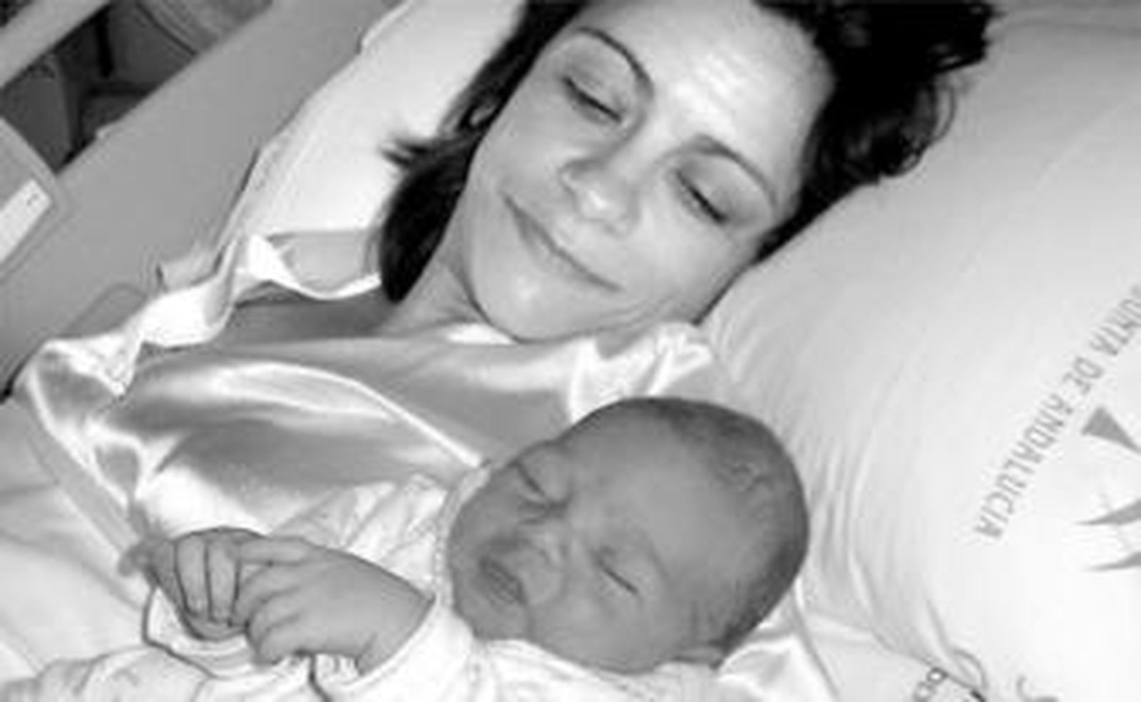 Mariví Romero, con Víctor en brazos, saluda al alcalde.