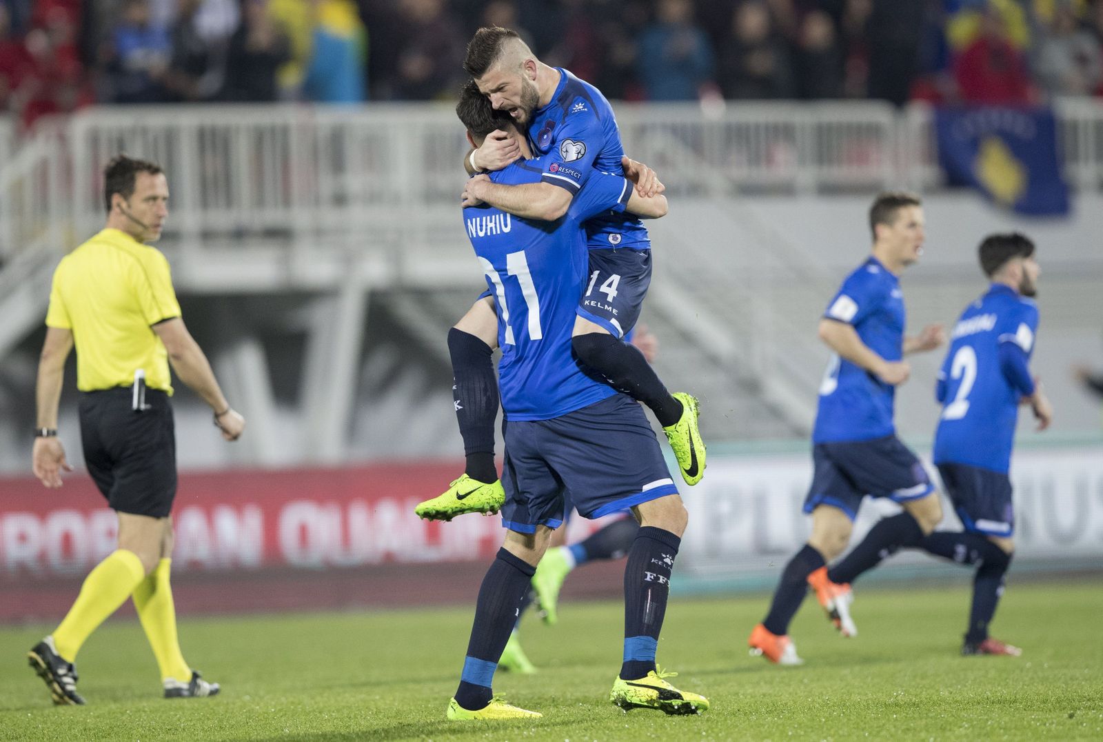 Dos futbolistas de Kosovo celebran un gol contra Islandia en un partido de 2017.