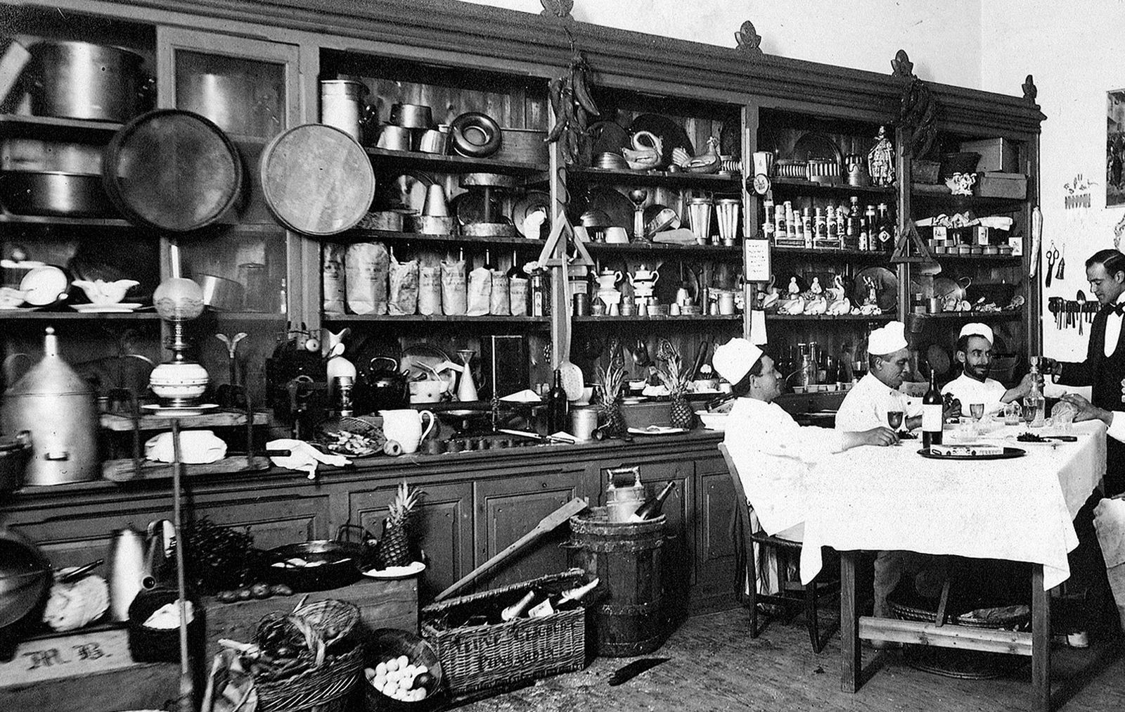 Melquiades Brizuela, sentado y con barba, en las cocinas del marqués de Comillas.
