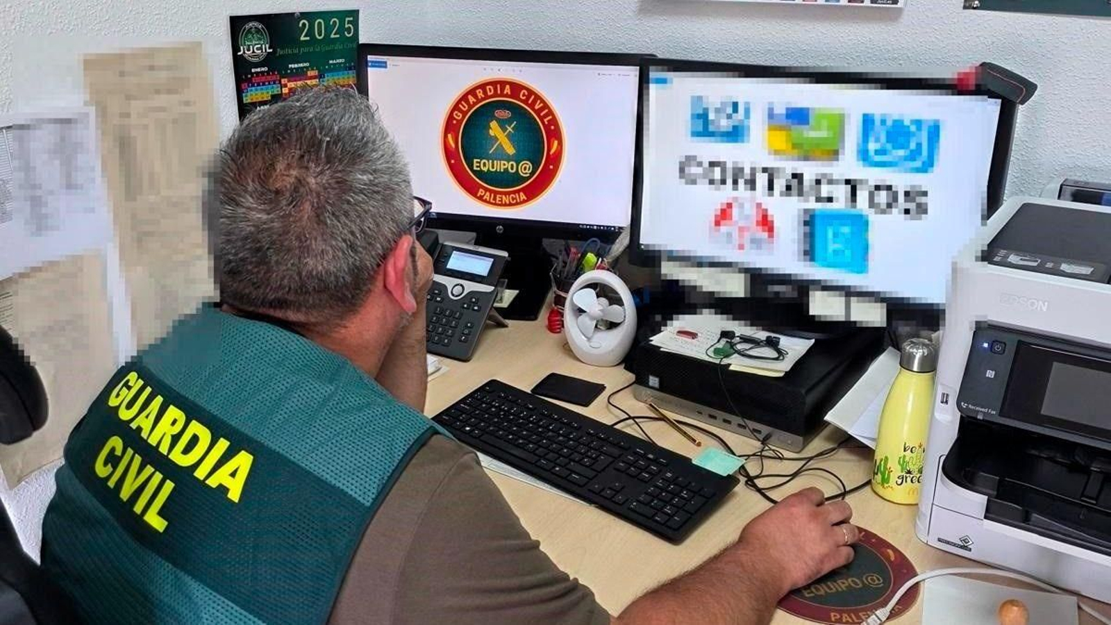 Un agente de la Guardia Civil durante una investigación | Imagen de archivo